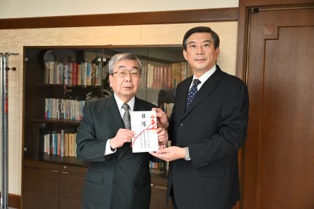 山形縣日華親善協會會長後藤完司(照片左)將山形商工會議所、山形縣日華親善協會、山形市役所等捐贈善款目錄交給駐日副代表周學佑(右)。