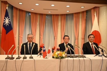 台北駐日經濟文化代表處代表謝長廷大使(照片中央)於5月24日在駐日副代表蔡明耀(左)及駐日副代表周學佑(右)陪同下召開記者會，針對中國軍事演習發表聲明。