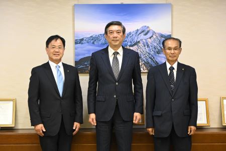 宮城縣栗原市市長佐藤智(照片左)與栗原市議會議長高橋渉(右)將栗原市捐贈善款目錄交給駐日副代表周學佑(中央)。