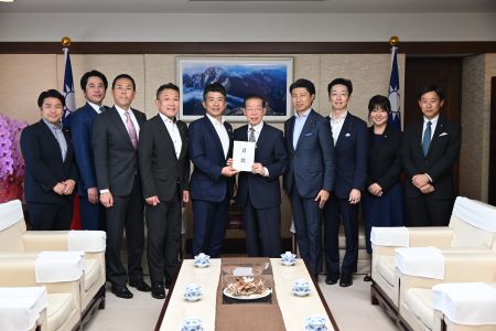 立憲民主黨「直諫之會」一行拜會代表處並捐贈0403花蓮地震善款，該會會長重德和彥眾議院議員將善款目錄交給駐日代表謝長廷大使。照片左起，伊藤俊輔眾議院議員、落合貴之眾議院議員、篠原豪眾議院議員、中島克仁眾議院議員、「直諫之會」會長重德和彥眾議院議員、駐日代表謝長廷大使、青柳陽一郎眾議院議員、源馬謙太郎眾議院議員、宮口治子參議院議員、山崎誠眾議院議員。