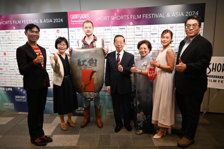 駐日代表謝長廷大使(照片中央)、「紅包」監製鍾政光(左1)、導演徐千淳(右2)、女主角陳淑芳(右3)、臺灣文化中心主任王淑芳(左2)等合影。