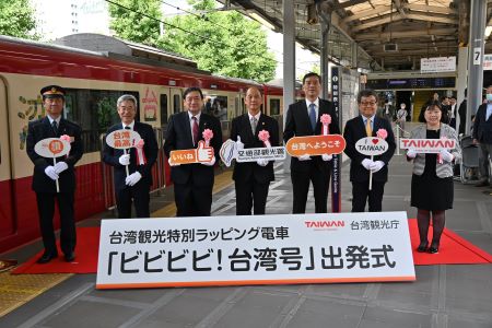 駐日副代表周學佑（照片右3)、交通部觀光署主任秘書方正光（右4)、交通部觀光署/台灣觀光協會東京辦事處主任鄭憶萍（右1)、京浜急行鐵路公司會長原田一之（左2)、日本旅行業協會理事長蝦名邦晴（右2)、日本觀光振興協會理事長最明仁（左3)、京浜急行鐵路品川站站長山本勝廣（左1)等合影