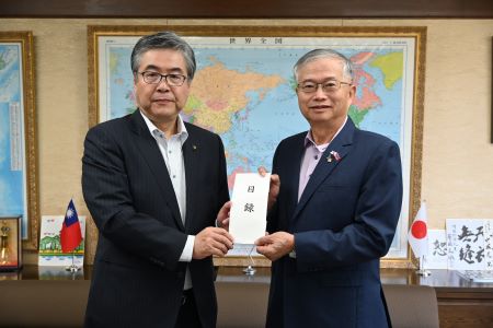 長野縣小諸市長小泉俊博（照片左)將小諸市捐贈善款目錄交給駐日副代表蔡明耀(右)。