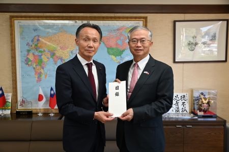 福島縣議會議長西山尚利（照片左)將福島縣議會捐贈善款目錄交給駐日副代表蔡明耀(右)。