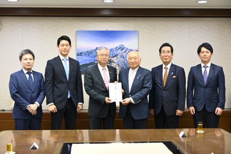 山口縣議會議長柳居俊學（照片右3)將山口縣議會捐贈善款目錄交給駐日副代表蔡明耀(左3)。眾議院議員岸信千世(左2)、山口縣議會副議長島田教明(右2)、山口縣議會議員畑原勇太(右1)。