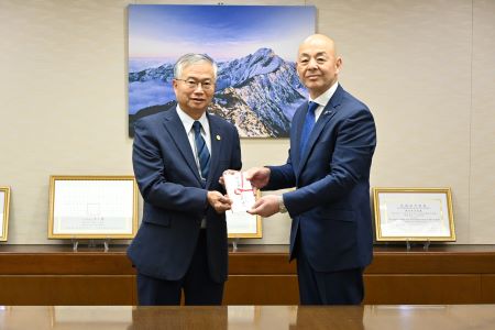 山梨縣議會議長卯月政人（照片右)將山梨縣議會捐贈善款目錄交給駐日副代表蔡明耀(左)。