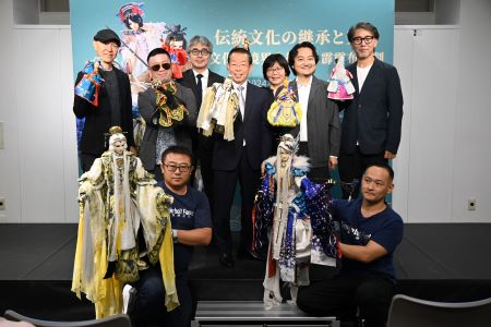 駐日代表謝長廷大使（照片中央)、臺灣文化中心主任王淑芳（後排右3)、霹靂國際多媒體公司總經理黃亮勛（後排右2)、NITRO PLUS社長小坂崇氣（後排左1)、GOOD SMILE COMPANY會長安藝貴範（後排右1)、《東離劍遊紀》的編劇虛淵玄（後排左2)。