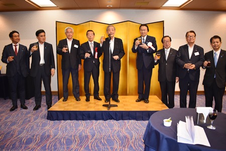 駐日代表謝長廷大使6月20日出席日本台灣親善協會懇親會，該會會長衛藤征士郎眾議院議員致贈謝大使感謝狀，感謝謝大使8年來致力推動臺日友好親善。
照片右起，宮下一郎眾議院議員、該會副會長山本順三參議院議員、渡邊博道眾議院議員、該會會長衛藤征士郎眾議院議員、奧野信亮眾議院議員、駐日代表謝長廷大使、岩城光英前參議院議員、河野義博參議院議員、松下新平參議院議員


