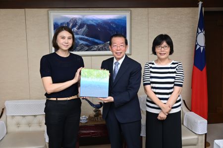 駐日代表謝長廷大使(照片中央)、畫家黃品玲(左)、駐日本代表處臺灣文化中心主任王淑芳(右)