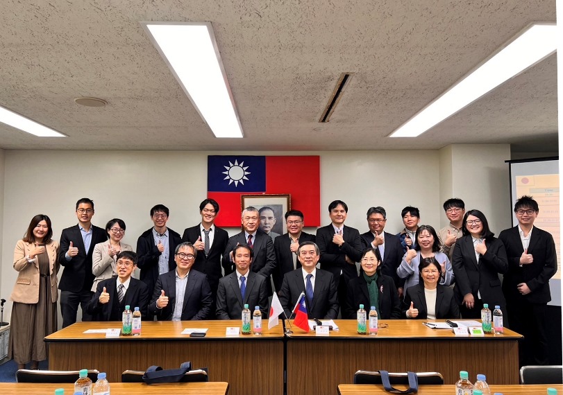 為鏈結臺日科技學術社群及駐地學人聯繫，駐日本代表處科技組於本年11月22日在本處3樓會議室辦理「駐地學人2024交流座談會－產學研交流座談」。駐日本代表處副代表周學佑到場致詞揭開序幕，顧問鄒幼涵介紹並邀請臺日雙方貴賓國立成功大學前沿量子科技研究中心陳則銘特聘教授及東京科學大學工學院角島邦之(Kuniyuki KAKUSHIMA)副教授分享科研經驗，參與學研包括東京科學大學副教授Mark Chang、慶應義塾大學特任講師杜韋霖、產業技術總合研究所主任研究員胡致維、Kyndryl技術理事陳建和、國家科學及技術委員會千里馬計畫學人等，並由參加學人自我介紹/分享研究成果/與臺灣的鏈結/未來的研究方向等，現場互動熱絡，活動順利圓滿。
駐日本代表處副代表周學佑(照片前排右3)、顧問鄒幼涵(前排右2)、經濟組長林春壽(前排左1)、東京科學大學副教授角島邦之(前排左3)、國立成功大學特聘教授陳則銘(前排左2)與駐地產官學研人士。

