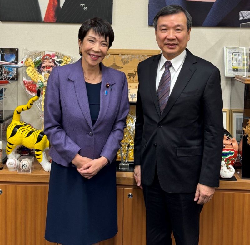 駐日代表李逸洋(照片右)、前經濟安保擔當大臣高市早苗眾議員(左)