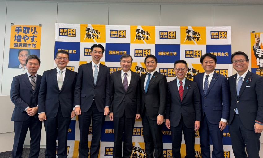 駐日代表李逸洋於12月24日拜會國民民主黨黨部，與該黨代理代表古川元久眾議員、玉木雄一郎眾議員等該黨幹部就台日關係交換意見。
駐日代表李逸洋(照片左4)、國民民主黨代理代表古川元久眾議員(右3)、玉木雄一郎眾議員(右4)