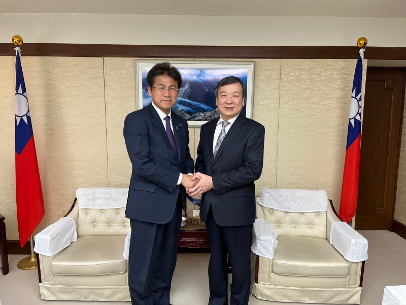 駐日代表李逸洋大使(照片右)、參議員三宅伸吾(照片左)