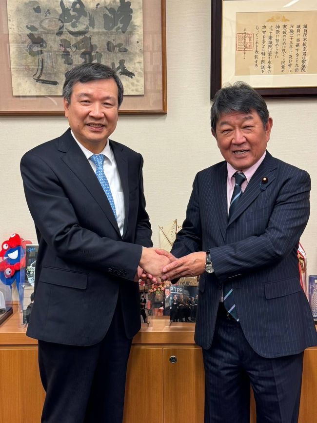 駐日代表李逸洋(照片左)、前自民黨幹事長茂木敏充眾議員 (右)
