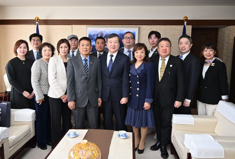 駐日代表李逸洋(前排左5)、東京台灣商工會第25屆會長徐文宗(前排左4)