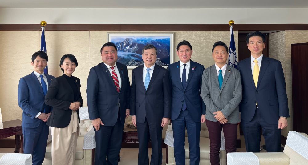 駐日代表李逸洋(照片中)、立憲民主黨眾議員馬場雄基(左一)、大築紅葉(左二)、太榮志(左三)及參議員奧村政佳(右二)、日本維新會眾議員齋藤ALEX (右三)