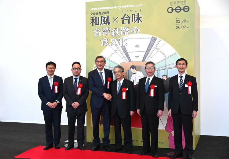 駐日副代表周學佑(左3)、台灣文化中心主任曾鈐龍(左2)、國家鐵道博物館籌備處主任鄭銘彰(左1)、「東日本鐵道文化財團」會長清野智(右3)、「東日本鐵道文化財團」理事長田浦芳孝(右2)、鐵道博物館館長大場喜幸(右1)。