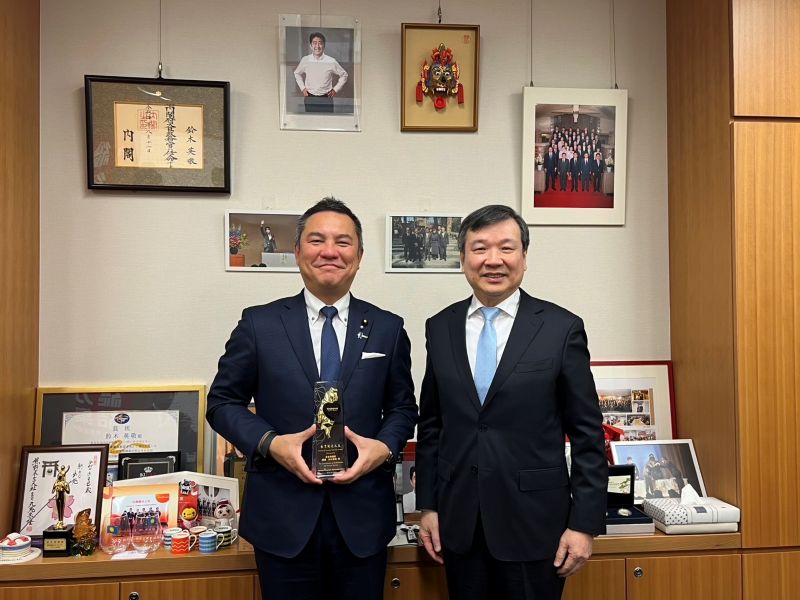 駐日代表李逸洋(右)、手持「台灣觀光貢獻獎」獎座之眾議員鈴木英敬(左)