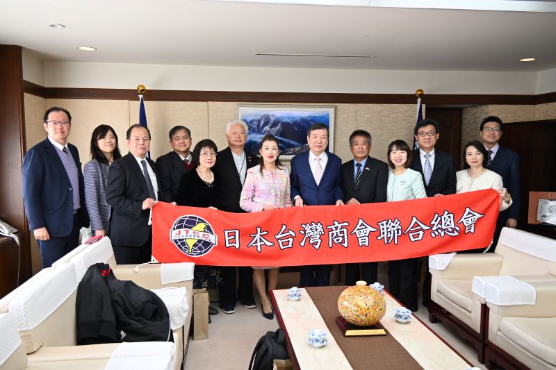 駐日代表李逸洋(右6)、日本台灣商會聯合總會第13屆總會長洪益芬(左7)、第12屆總會長東鄉清龍(左6)