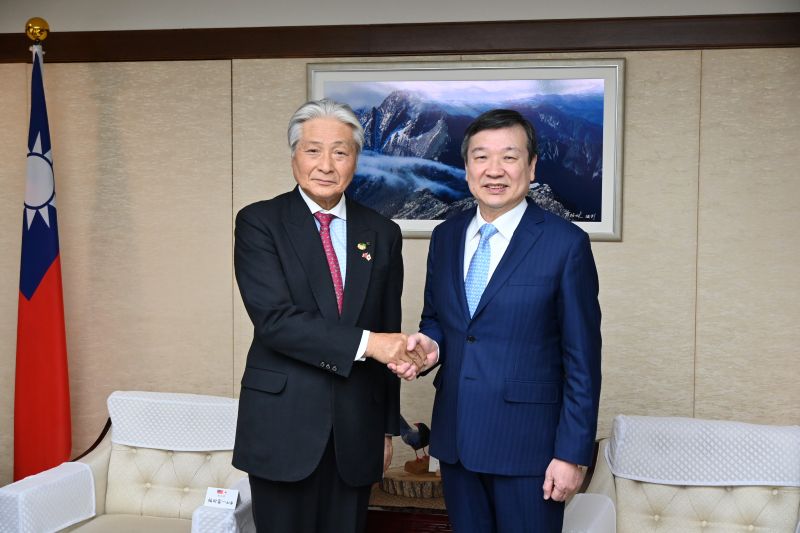 駐日代表李逸洋(右)、櫪木縣知事福田富一 (左)