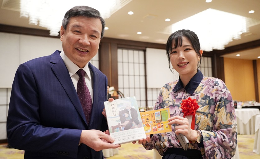 台灣漫畫家左萱以「芭蕉的芽」第2集獲得日本外務省主辦的第18屆國際漫畫獎優秀獎(銀獎)，左萱於3月12日來日出席頒獎典禮，駐日代表李逸洋到場觀禮並表達祝賀之意。台灣漫畫家左萱(右)致贈得獎作品給李逸洋代表(左)
