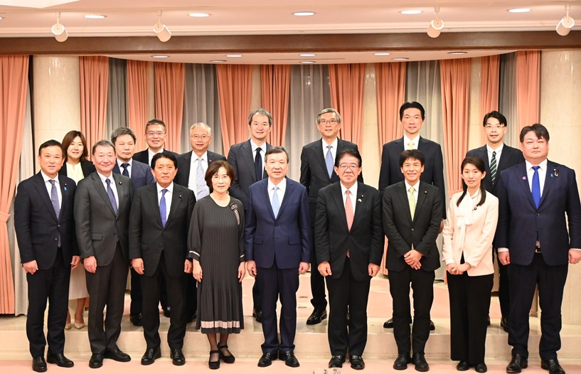 自民黨金子恭眾議員、平井卓也眾議員及該黨眾參兩院議員一行於3月13日拜會駐日代表李逸洋，就台海和平穩定、台日在經貿領域合作之重要性交換意見。 駐日代表李逸洋(前排左五)、金子恭之眾議員(前排右四)、平井卓也眾議員(前排左三)、及自民黨眾參兩院國會議員。