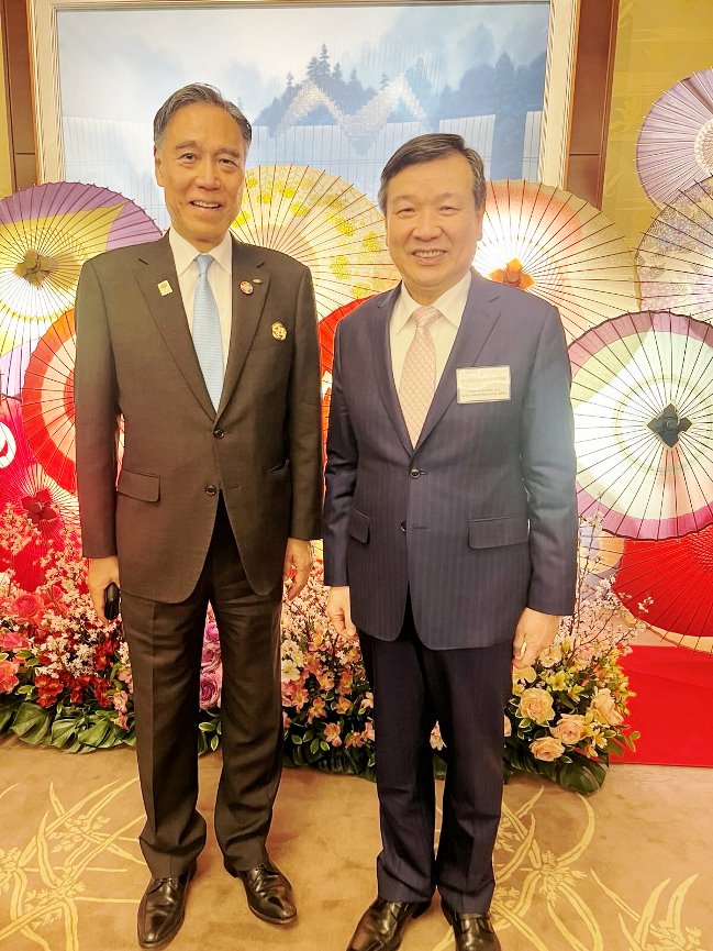 3月18日駐日代表李逸洋應邀出席日本外務大臣與長野縣知事共同舉辦之「群山高原度假勝地-長野縣宣傳酒會」，並向長野縣知事阿部守一、參議員杉尾秀哉、外務省參與山本幸三、帛琉駐日大使Peter Adelbai等人寒暄致意。
駐日代表李逸洋(右)、長野縣知事阿部守一(左)