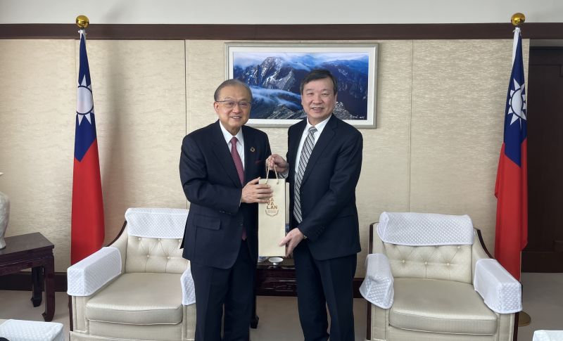駐日代表李逸洋(右)、國際高速鐵道協會(IHRA)宿利正史理事長(左)