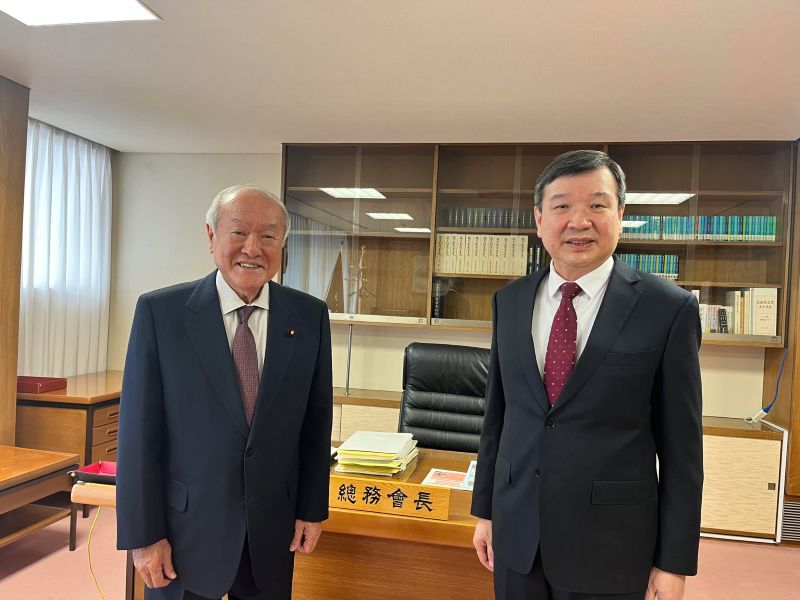 本處李大使逸洋（右）於2025年3月24日拜會自民黨總務會長鈴木俊一（左）