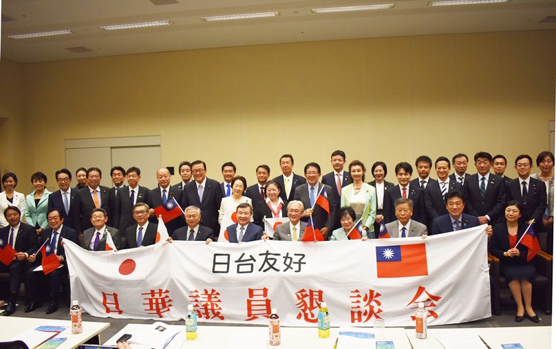駐日代表李逸洋於3月26日受邀出席在東京召開之「日華議員懇談會」年度總會。李代表與出席總會的日華懇參眾議員合照。