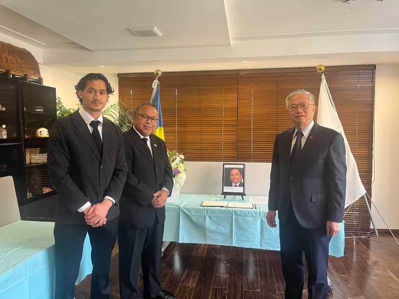 駐日蔡公使明耀（右）向帛琉共和國駐日大使Peter ADELBAI（左2）及公使Cristian Etpison NICOLESCU（左1）致意