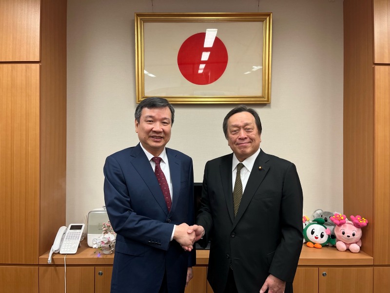 駐日代表李逸洋(左)、濱田靖一眾議員(右)