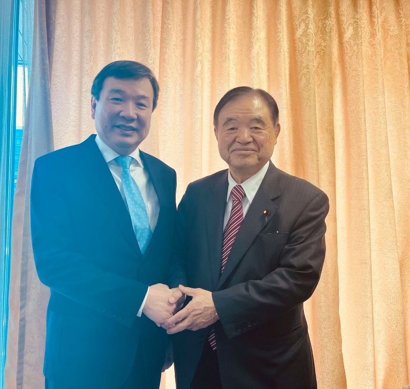 駐日代表李逸洋（左）拜會自民黨中央政治大學院長遠藤利明眾議員（右）