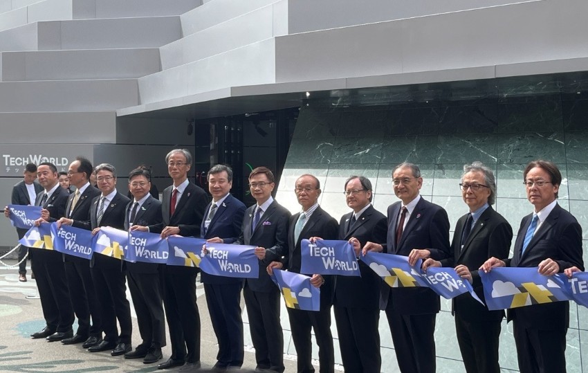 駐日代表李逸洋於本(2025)年4月22日下午偕員應邀出席大阪世博會「Tech World」館開幕典禮，並與貴賓共同剪綵及合影留念。
