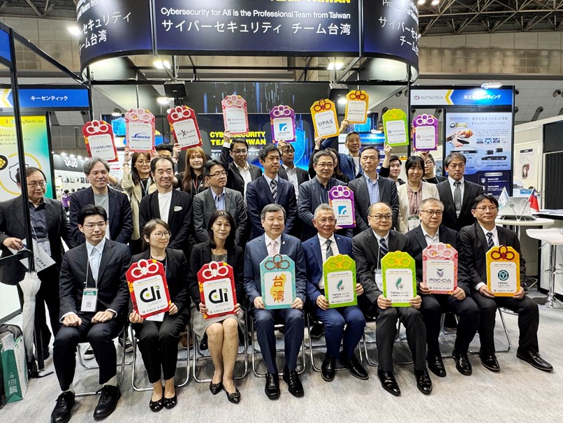 駐日代表李逸洋於本(2025)年4月23日下午應邀出席「2025 Japan IT week春」台灣資安館(Cybersecurity Team Taiwan)開幕儀式並致詞，盼藉由本次參展促成台灣資安新創與日本大型企業、系統整合商合作，共同開發產品推廣市場。駐日代表李逸洋（前排左4）與貴賓及廠商合影。

