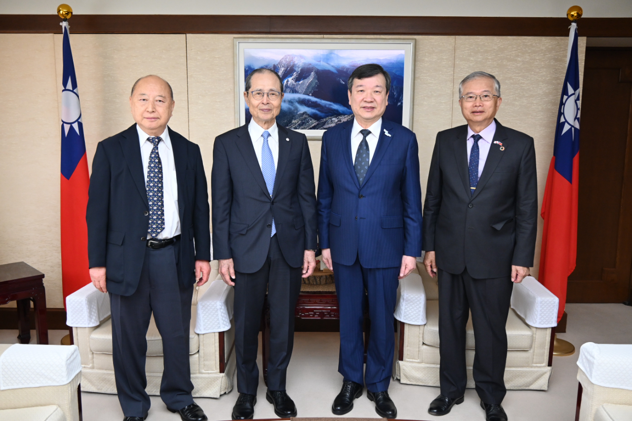 福岡軟銀鷹隊球團會長王貞治於5月9日拜會駐日代表李逸洋，就促進台日棒球文化交流交換意見。


駐日代表李逸洋(右2)、軟銀鷹隊會長王貞治(左2)