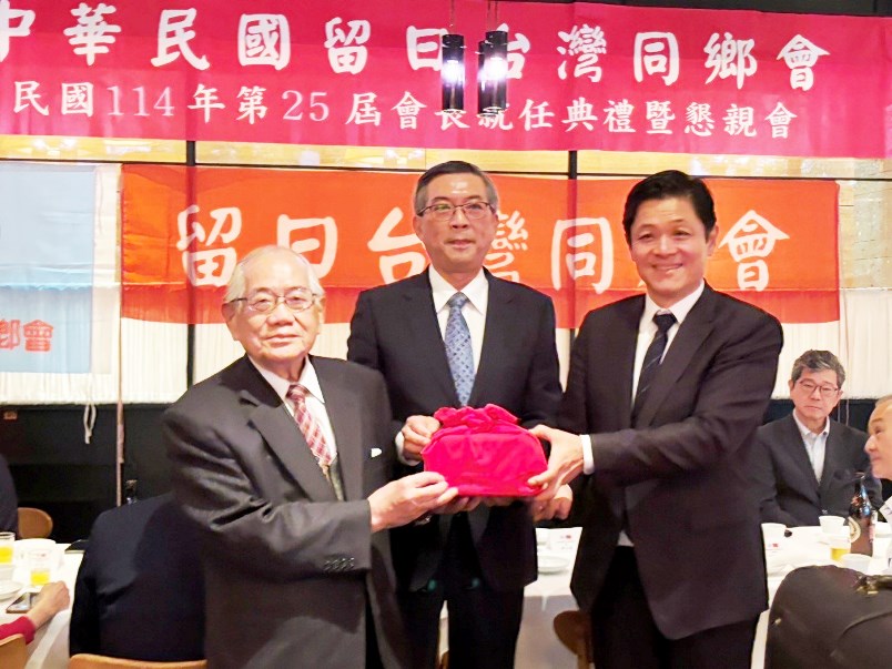 中華民國留日臺灣同鄉會於本(114)年5月31日舉行第25屆會長就任典禮暨懇親會，由該會第24屆會長陳五福順利連任。駐日本代表處副代表周學佑應邀出席見證印信授予儀式，活動過程圓滿。
圖說:周副代表(中)見證印信授予儀式

