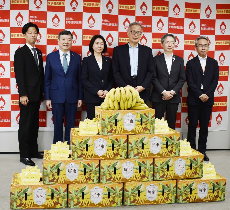 駐日代表李逸洋於6月27日受邀出席在東京都廳舉辦的神戶學園集團贈送台灣香蕉予東京都社福機構典禮。圖說: 駐日代表李逸洋(左2)、神戶學園集團理事長蔣惠萍(左3)、東京都副知事栗岡祥一(右2)、「東京都社會福祉協議會」副會長鳥田浩平(右3)。