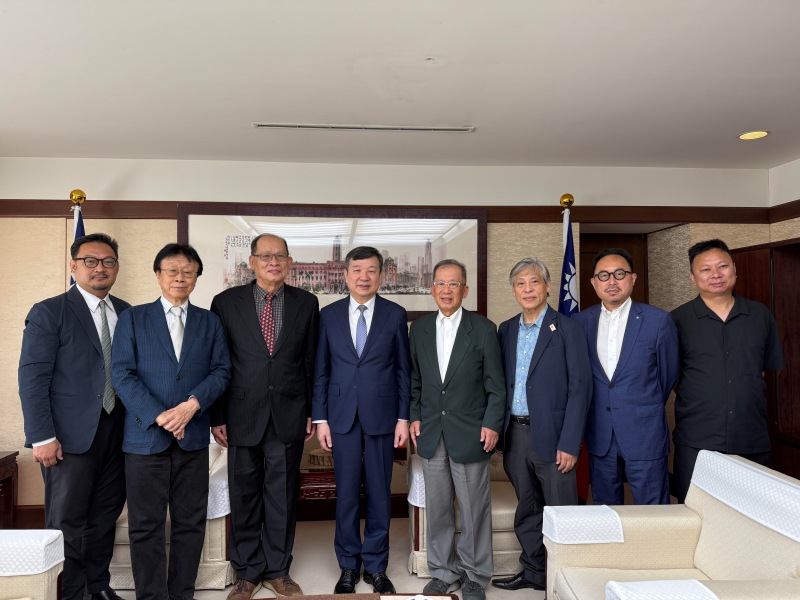 駐日代表李逸洋於7月28日在駐日本代表處會晤台北愛樂管弦樂團團長李羅權等人，雙方就9月大阪世界博覽會文化活動及台北愛樂東京音樂會巡演及台日未來音樂交流及之現狀及展望交換意見。
駐日代表李逸洋(左4) 、台北愛樂管弦樂團團長李羅權(左3)、台北愛樂管弦樂團創辦人賴文福(右4)、日本台醫人協會會長大山青峰(左2)、作曲家陳維斌(右3)、台灣室內樂團團長朱育佑(左1)、台灣文化中心主任曾鈐龍(右2)。