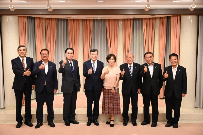 本處李逸洋代表於7月28日會晤「日本台灣親善協會」會長衛藤征士郎及該會國會議員顧問團，就進一步推動台日交流交換意見。
照片：駐日代表李逸洋(左4)、「日本台灣親善協會」會長衛藤征士郎(左3)及該會國會議員顧問團。