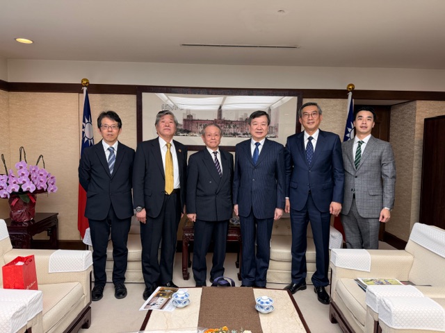 李代表於12月11日接見公益財團法人OISCA副總裁永石安明、副理事長廣瀨道男乙行。李代表表示，OISCA自初代總裁中野與之助先生起，超過50年來致力推動台日農業技術與人才交流、近年並續為自然環境保護及永續農業產業作出貢獻。此外，更尤其感謝OISCA在921地震等台灣自然災害發生時，提供超過3億日圓捐款等溫馨援助。
照片：駐日代表李逸洋(右三)、副代表周學佑 (右二)、OISCA副總裁永石安明(左三)、OISCA副理事長廣瀨道男(左二)。