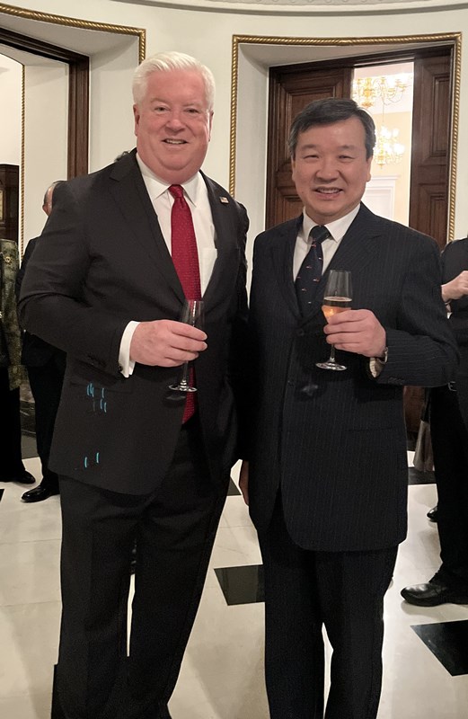 李代表感謝Glass大使邀請出席聖誕酒會，並代表我政府感謝川普政權支持，包括本月2日簽署之「台灣保證落實法案」，以及「2025國家安全戰略」強調台灣戰略地位之重要性，另對Glass大使不畏中方壓力，多次代表美方公開力挺高市首相之舉表達敬佩之意。李代表另與出席酒會的日本重要政要、國會議員及駐日使節團就相關議題交換意見，現場氣氛熱絡。

