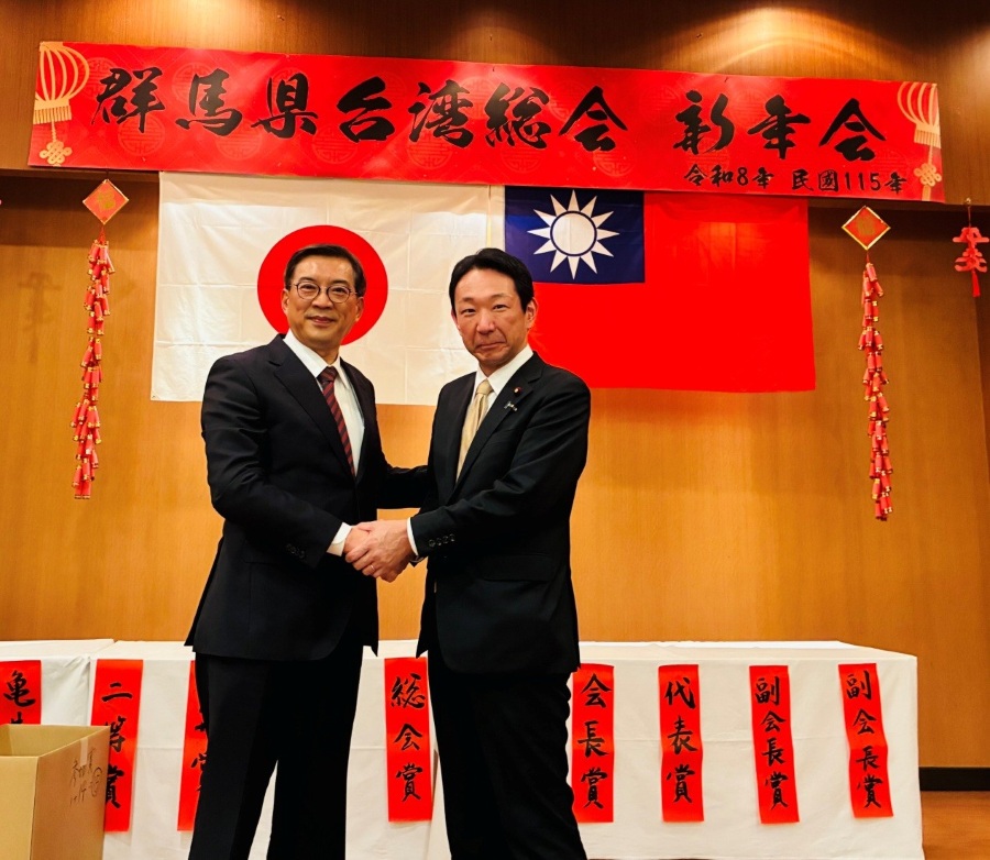 駐日副代表周學佑公使於本(2)月22日偕員應邀出席由「群馬縣台灣總會」主辦之「駿馬躍宙—群馬・台灣新春交流音樂會」暨新年慶賀會。
照片：周副代表(左)與上野宏史眾議員(右)合影