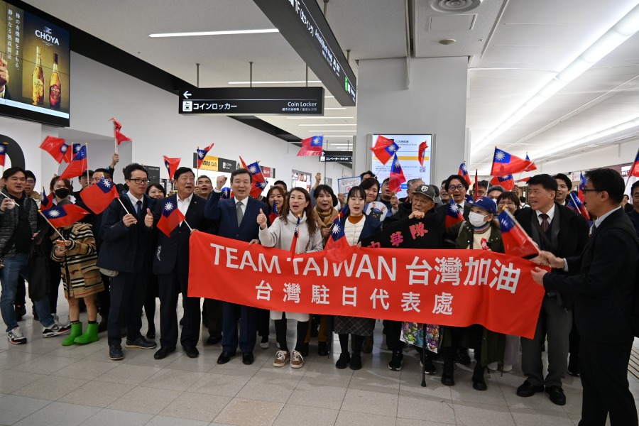 駐日代表李逸洋於3月3日赴羽田機場，迎接於3月5日在東京巨蛋開幕2026年世界棒球經典賽(WBC)第一輪賽事的臺灣代表選手團。
照片：駐日代表李逸洋與代表處職員、臺灣僑胞迎接臺灣隊。