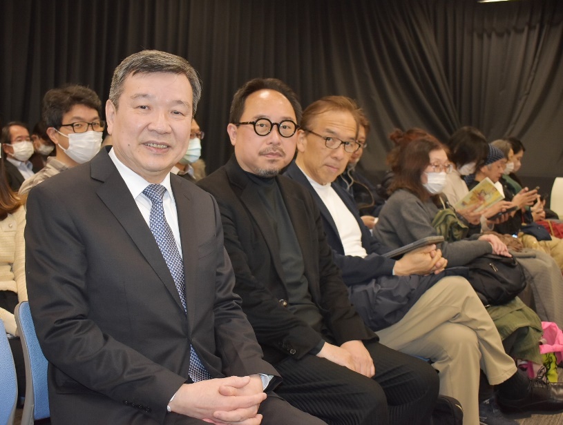 2026年3月17日駐日代表李逸洋出席臺灣文化中心主辦的臺灣紀錄片《造山者一世紀》上映會。駐日代表李逸洋(左1)、臺灣文化中心主任曾鈐龍(左2)