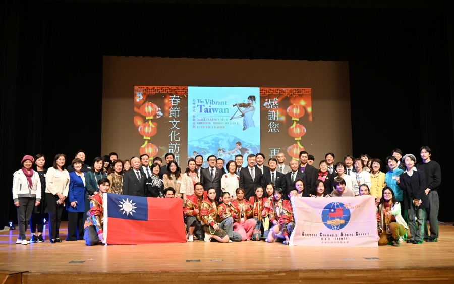 駐日代表李逸洋於3月18日出席僑務委員會舉辦之「2026年春節文化訪問團」亞洲地區巡迴公演。李代表表示，歡迎從臺灣來到日本演出的國立臺灣戲曲學院「臺灣特技團」表演者，並對協助準備公演的日本中華聯合總會會長兼春訪團執行委員會委員長羅鴻健、春訪團執行長洪益芬及各界人士表達謝意。
照片：表演者及春節文化訪問團執行委員會。