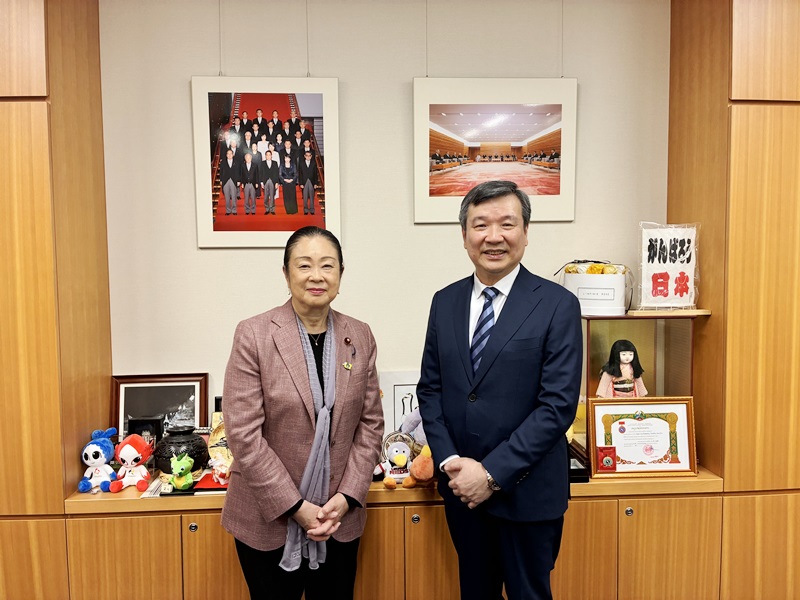 駐日代表李逸洋於5月8日拜會日本前復興大臣土屋品子眾議員，雙方就台日防災、觀光交流及中國打壓我高層出訪等議題交換意見。照片：駐日代表李逸洋(右)、日本前復興大臣土屋品子眾議員(左)