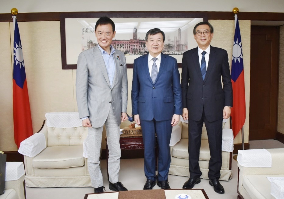 駐日代表李逸洋於6月2日會晤自民黨眾議員中田宏，雙方就臺日各領域之進一步合作、發展及臺海與印太區域和平穩定等議題交換意見。照片：駐日代表李逸洋(中央)、眾議員中田宏(左)、駐日副代表周學佑(右)