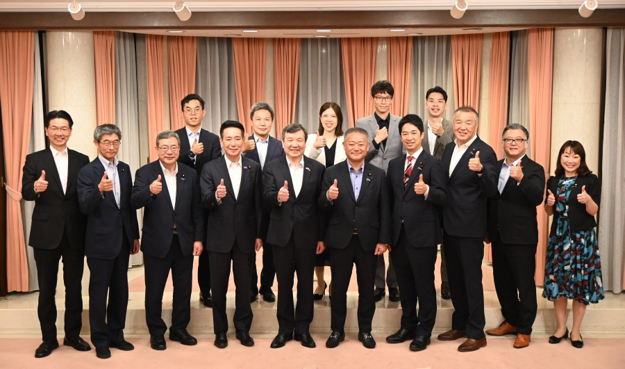駐日代表李逸洋於6月4日會晤「日本維新之會」顧問馬場伸幸、共同代表藤田文武等該黨參眾議員乙行，就加強台日各領域之合作及交流交換意見。
駐日代表李逸洋(前排左5)、「日本維新之會」顧問馬場伸幸(前排右5)、共同代表藤田文武(前排右4)及該黨參眾議員等合影。