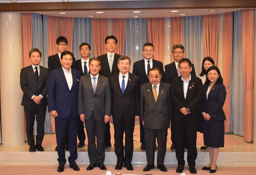 駐日代表李逸洋於6月8日會晤自民黨田中和德眾議員及該黨國會議員乙行，就台日關係在各領域的重要性及台海與印太區域和平穩定等廣泛議題交換意見。 照片:駐日代表李逸洋(前排左3)、眾議員田中和德(右3)
